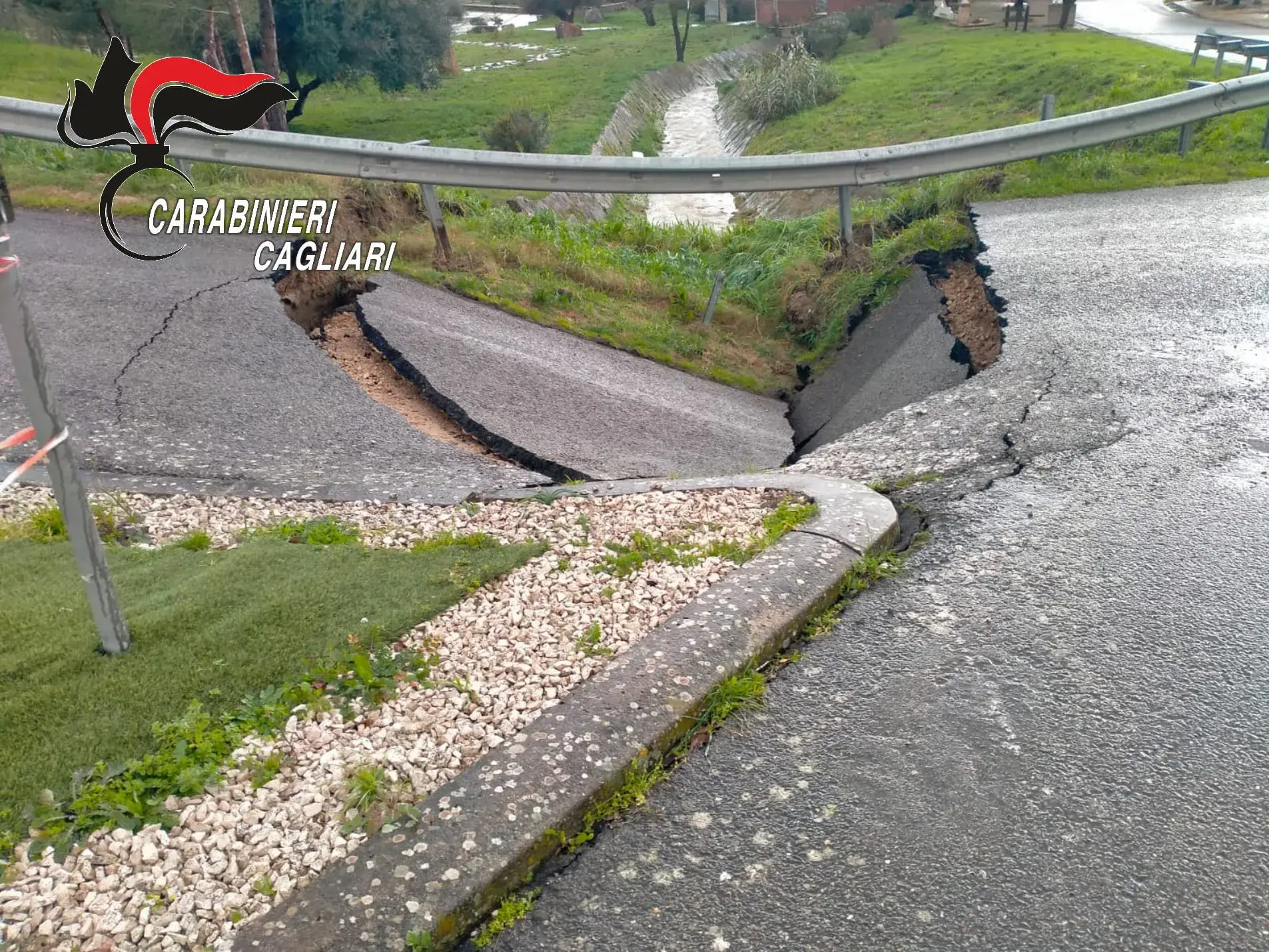 Dramma sfiorato all'ingresso di Gesico: smottamento del terreno e voragine sulla carreggiata