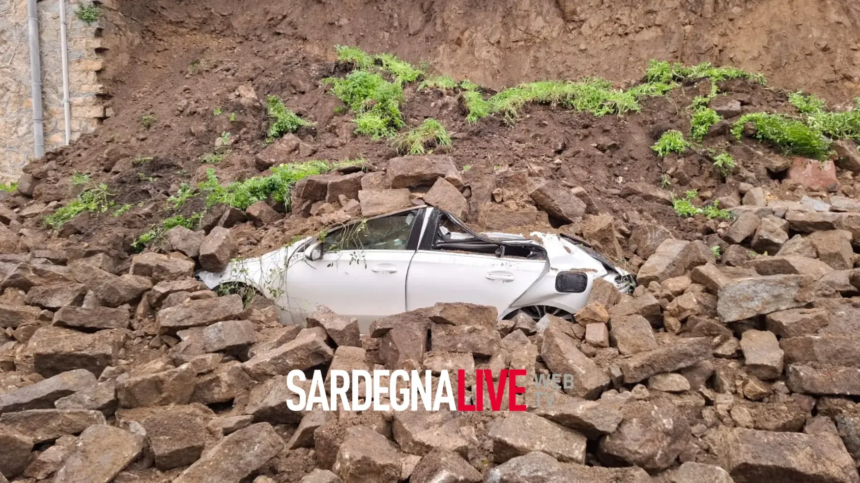 Bultei, crolla il muro antistante la parrocchiale di Santa Margherita