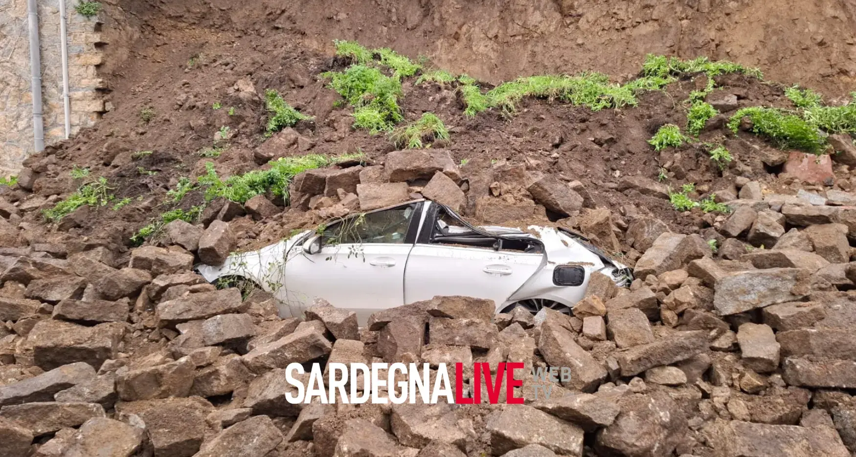 Bultei, crolla il muro antistante la parrocchiale di Santa Margherita