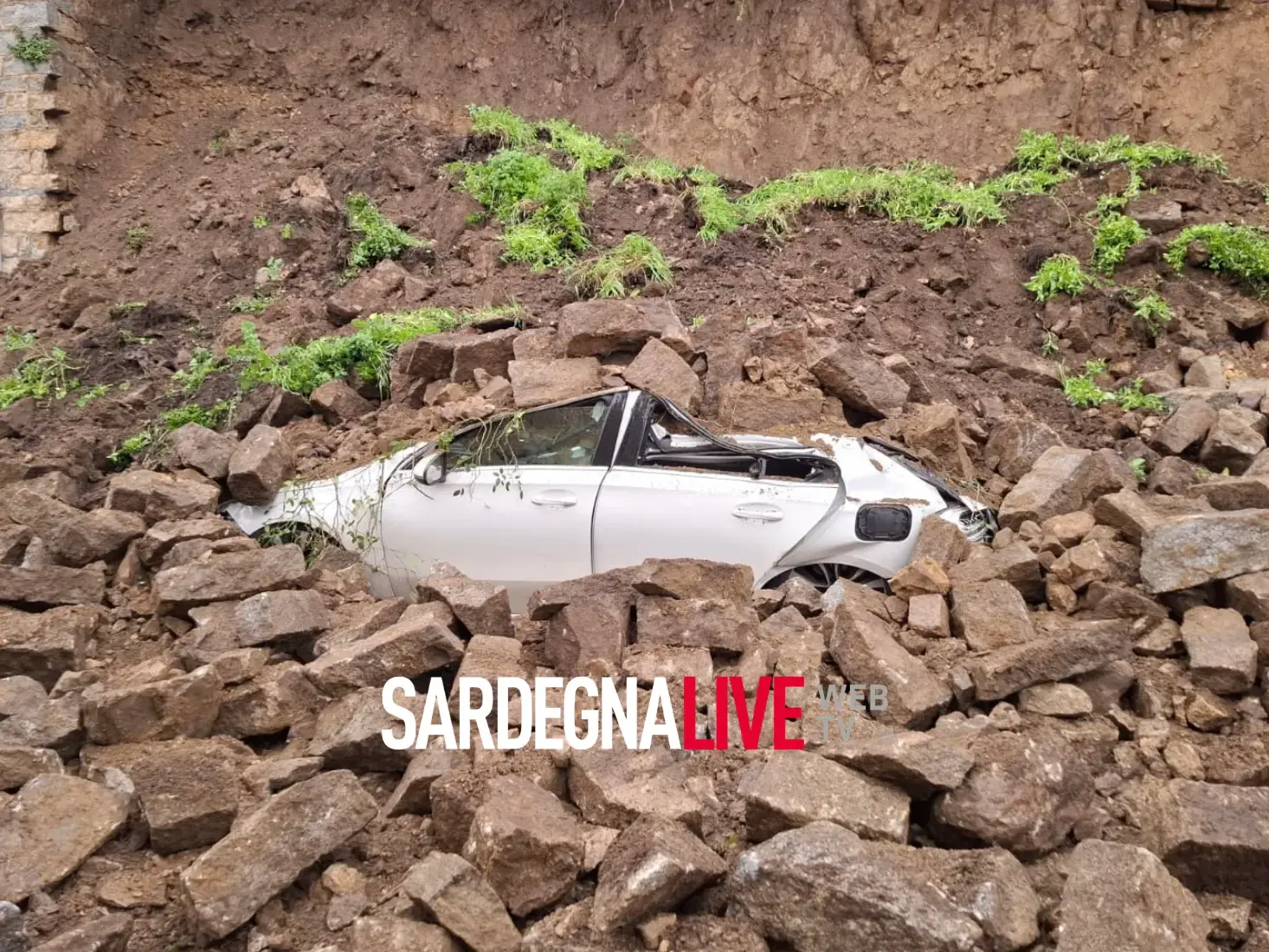 Bultei, crolla il muro antistante la parrocchiale di Santa Margherita
