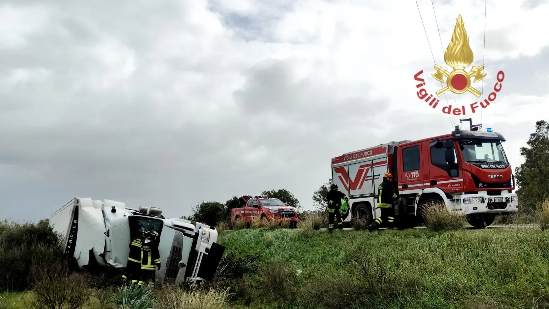 Autoarticolato si ribalta sulla Provinciale 2 a Uta, autista in ospedale in codice rosso