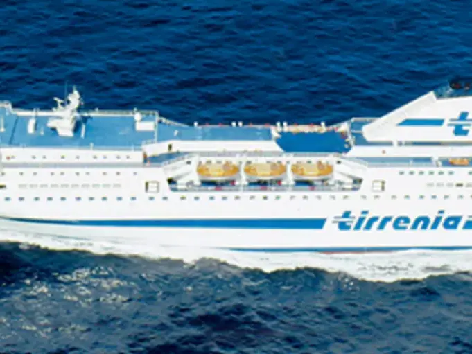 Porto Torres, maestrale rompe gli ormeggi del traghetto della Tirrenia