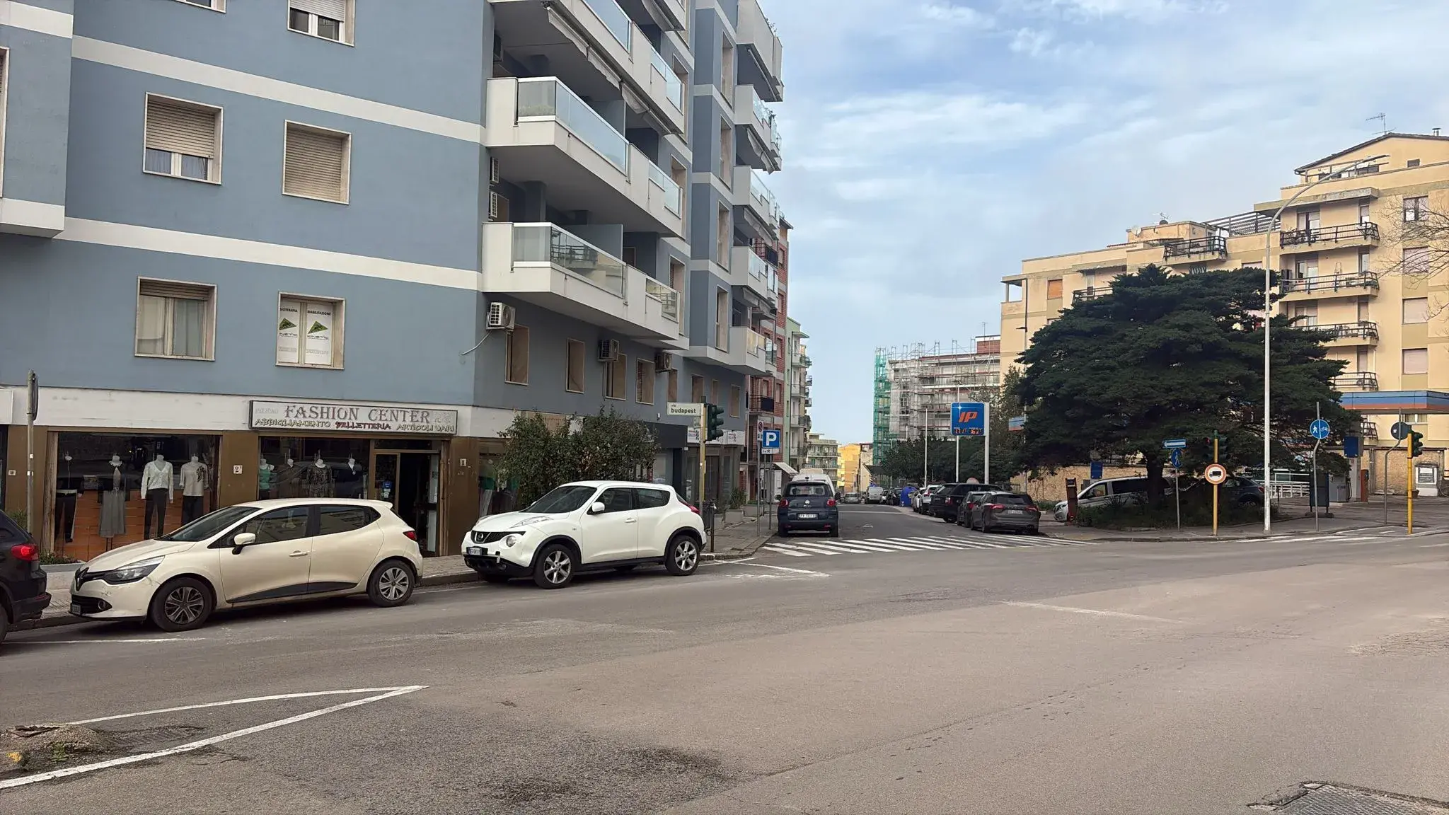 Tentata rapina finisce nel sangue a Sassari: ferisce una commerciante, poi si fa male da solo