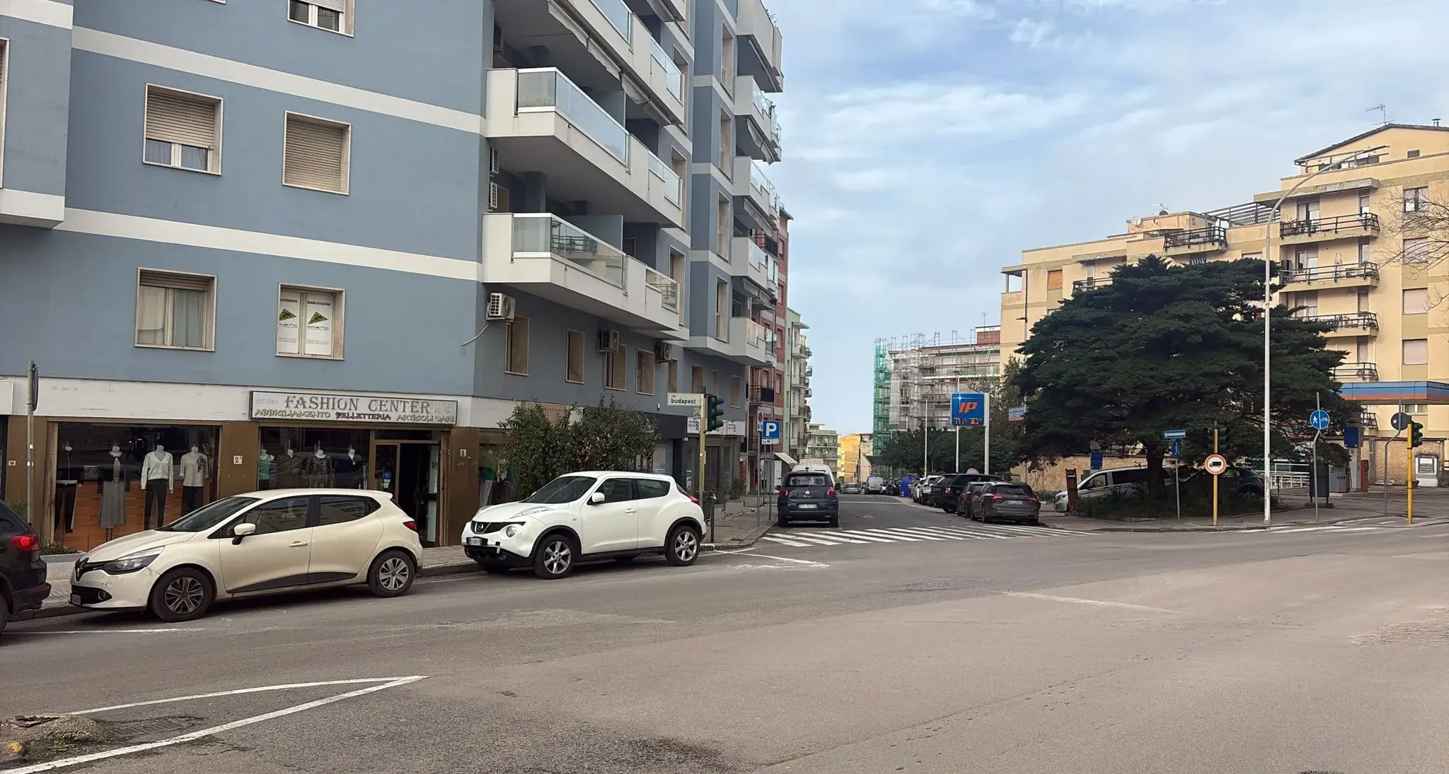 Tentata rapina finisce nel sangue a Sassari: ferisce una commerciante, poi si fa male da solo