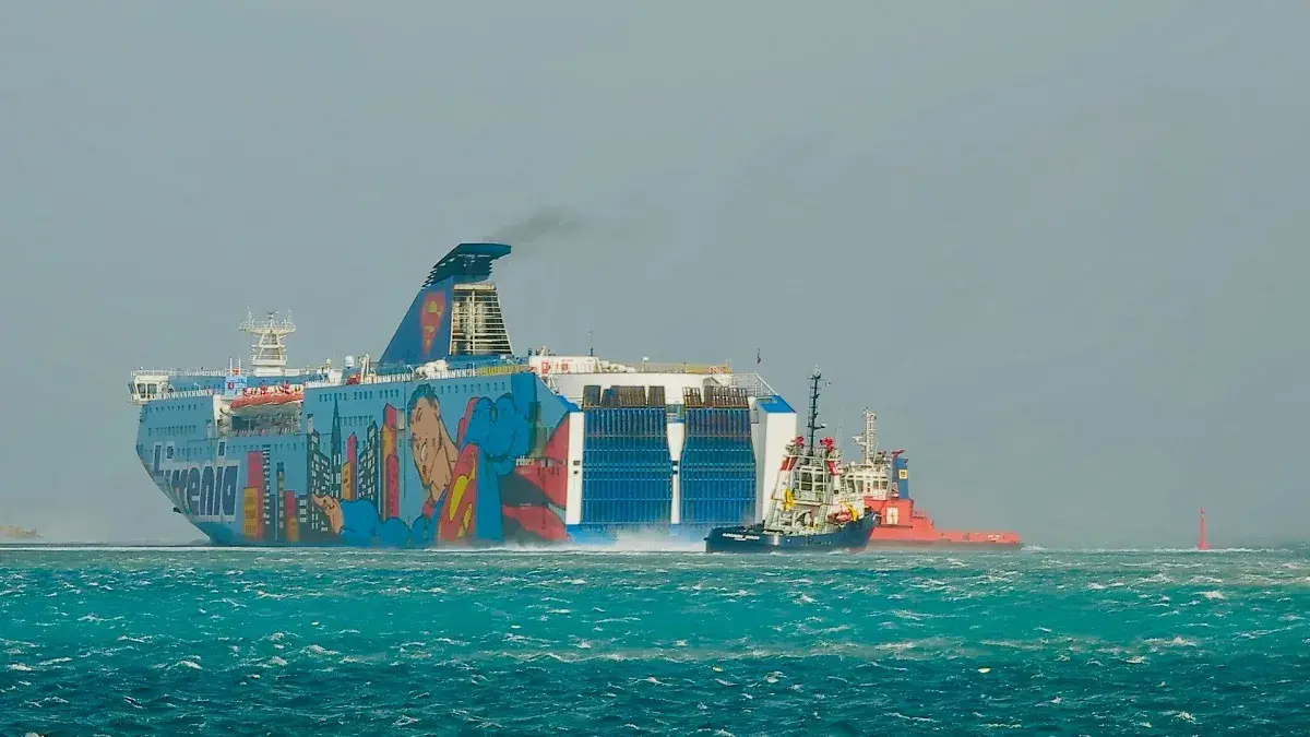 Porto Torres, maestrale rompe gli ormeggi del traghetto della Tirrenia