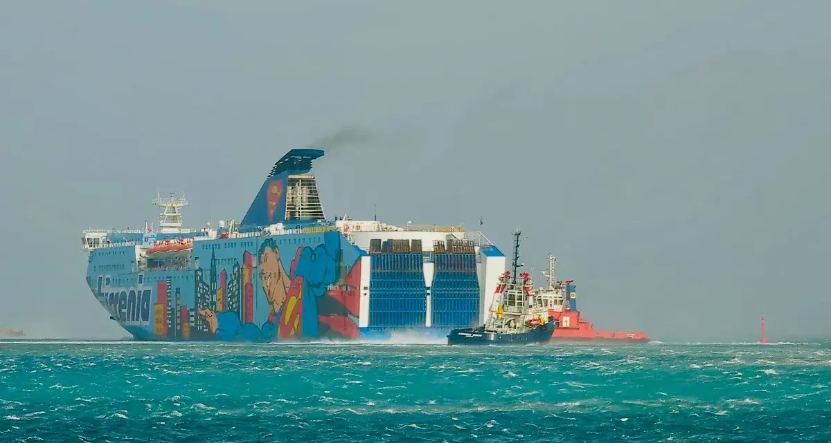 Porto Torres, maestrale rompe gli ormeggi del traghetto della Tirrenia