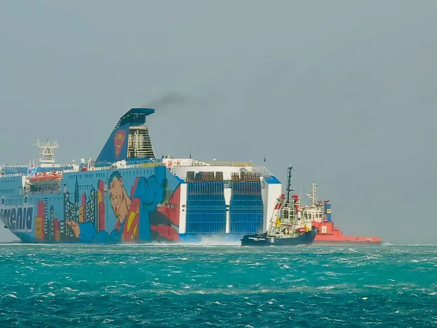 Porto Torres, maestrale rompe gli ormeggi del traghetto della Tirrenia