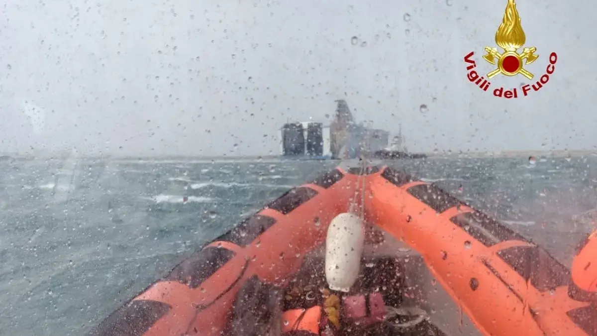 Porto Torres, maestrale rompe gli ormeggi del traghetto della Tirrenia | VIDEO |