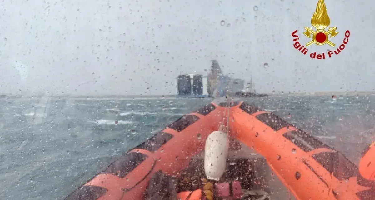 Porto Torres, maestrale rompe gli ormeggi del traghetto della Tirrenia | VIDEO |