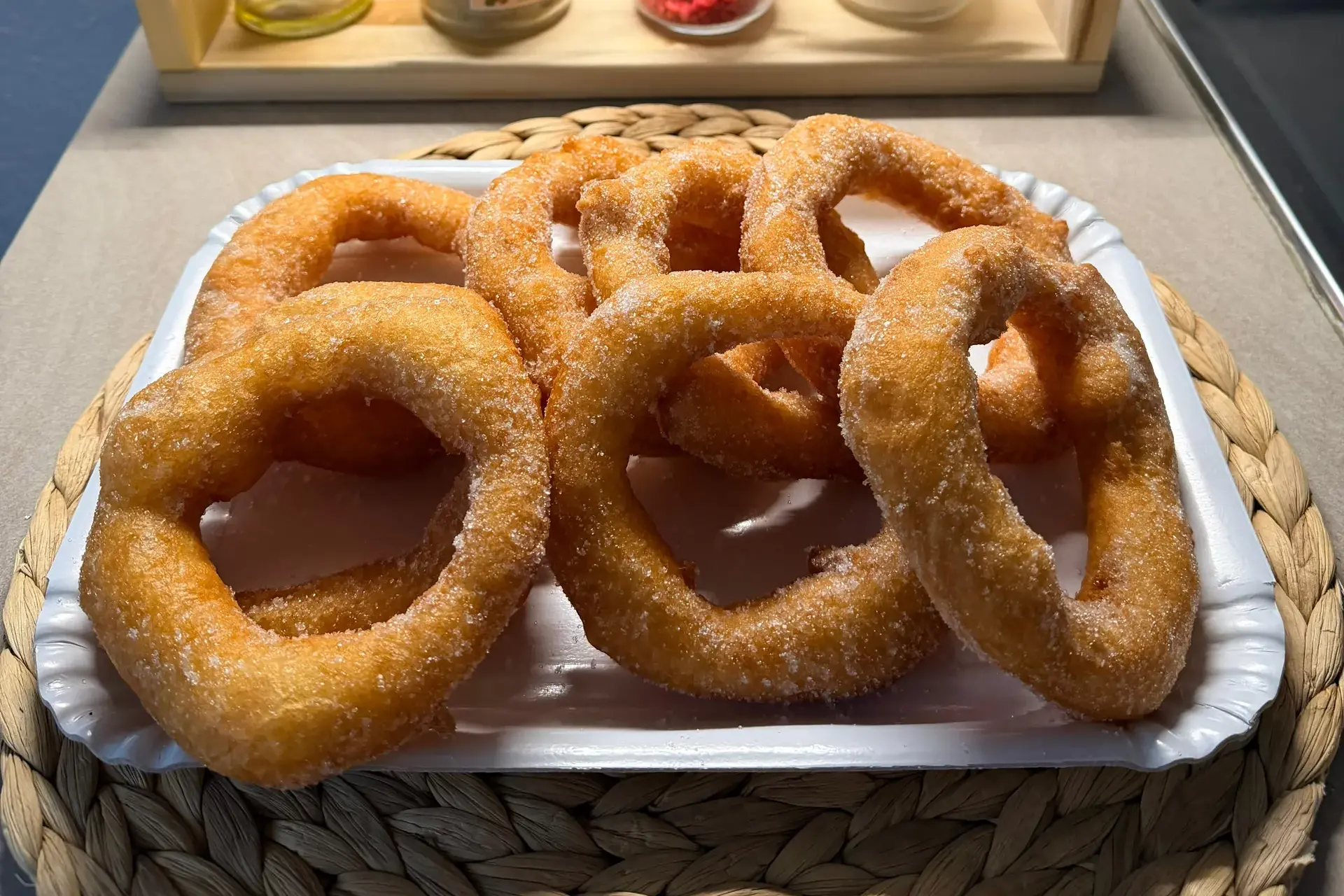 <p>Un vassoio di zippole</p>\\n