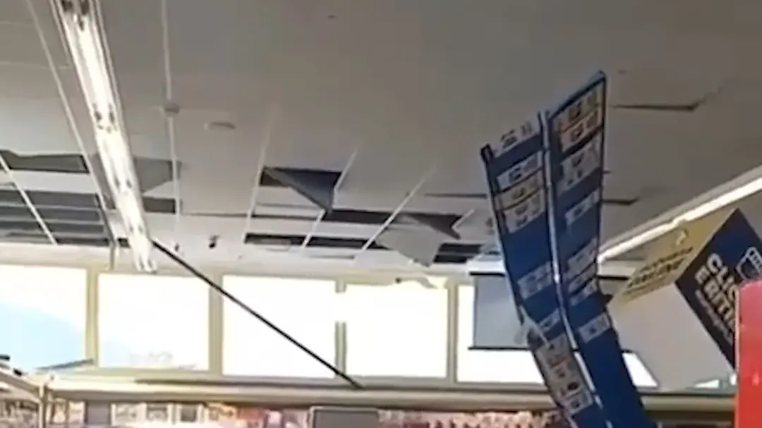 Lanusei, vetro in frantumi all’Eurospin per le forti raffiche