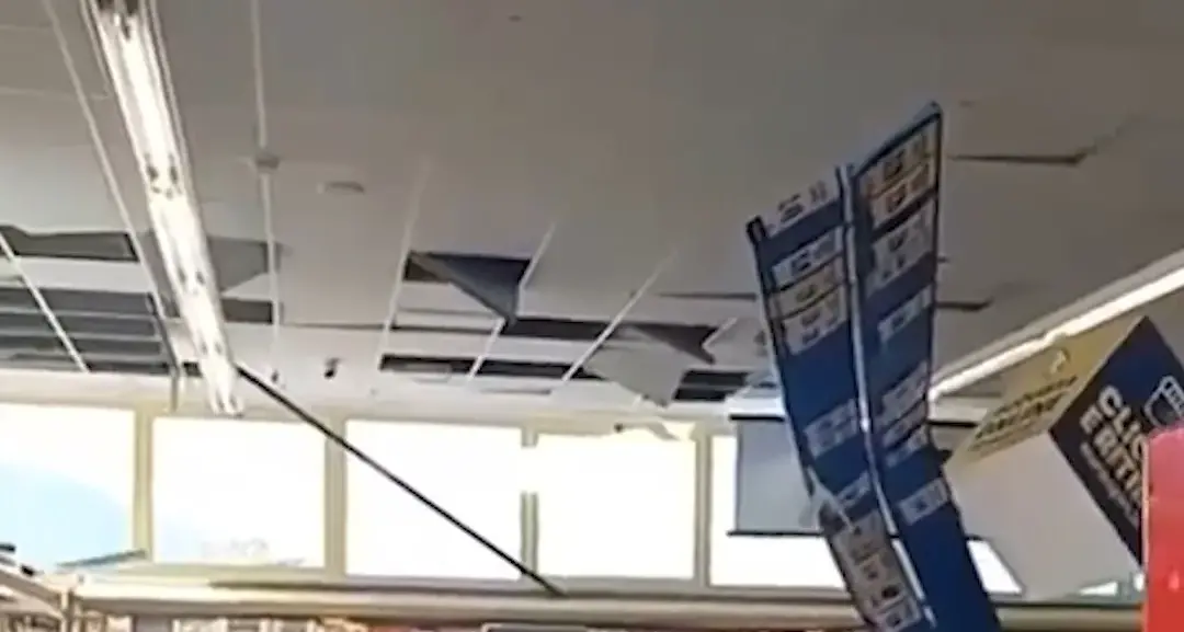 Lanusei, vetro in frantumi all’Eurospin per le forti raffiche