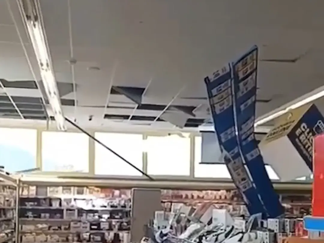 Lanusei, vetro in frantumi all’Eurospin per le forti raffiche