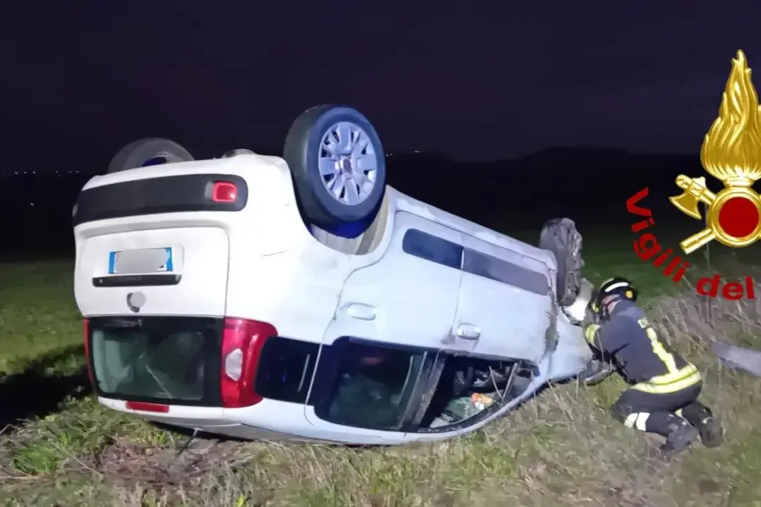 Auto si ribalta sulla statale 132 vicino a Martis: conducente estratto dal veicolo