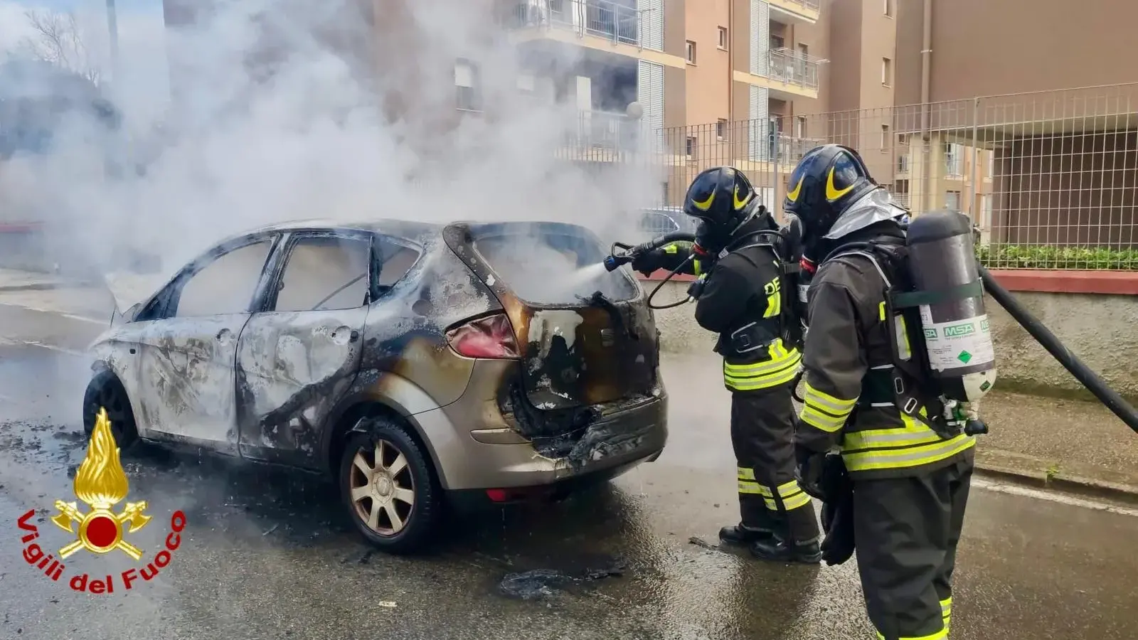 Auto va a fuoco mentre è in marcia a Sassari, conducente in salvo