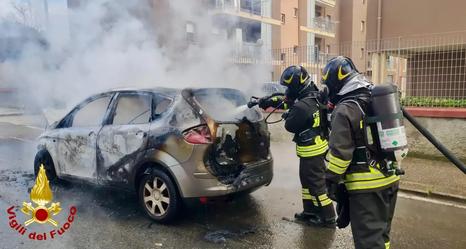 Auto va a fuoco mentre è in marcia a Sassari, conducente in salvo