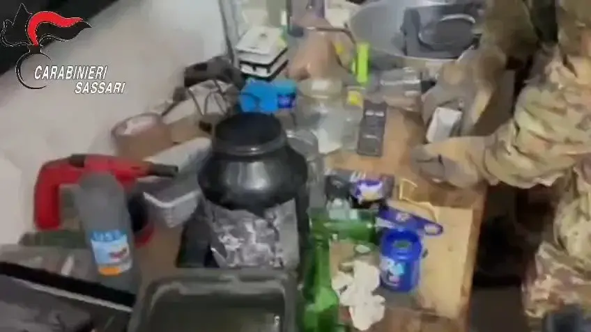 Arsenale da guerra a Oschiri: AK47, esplosivi e silenziatori. Un arresto