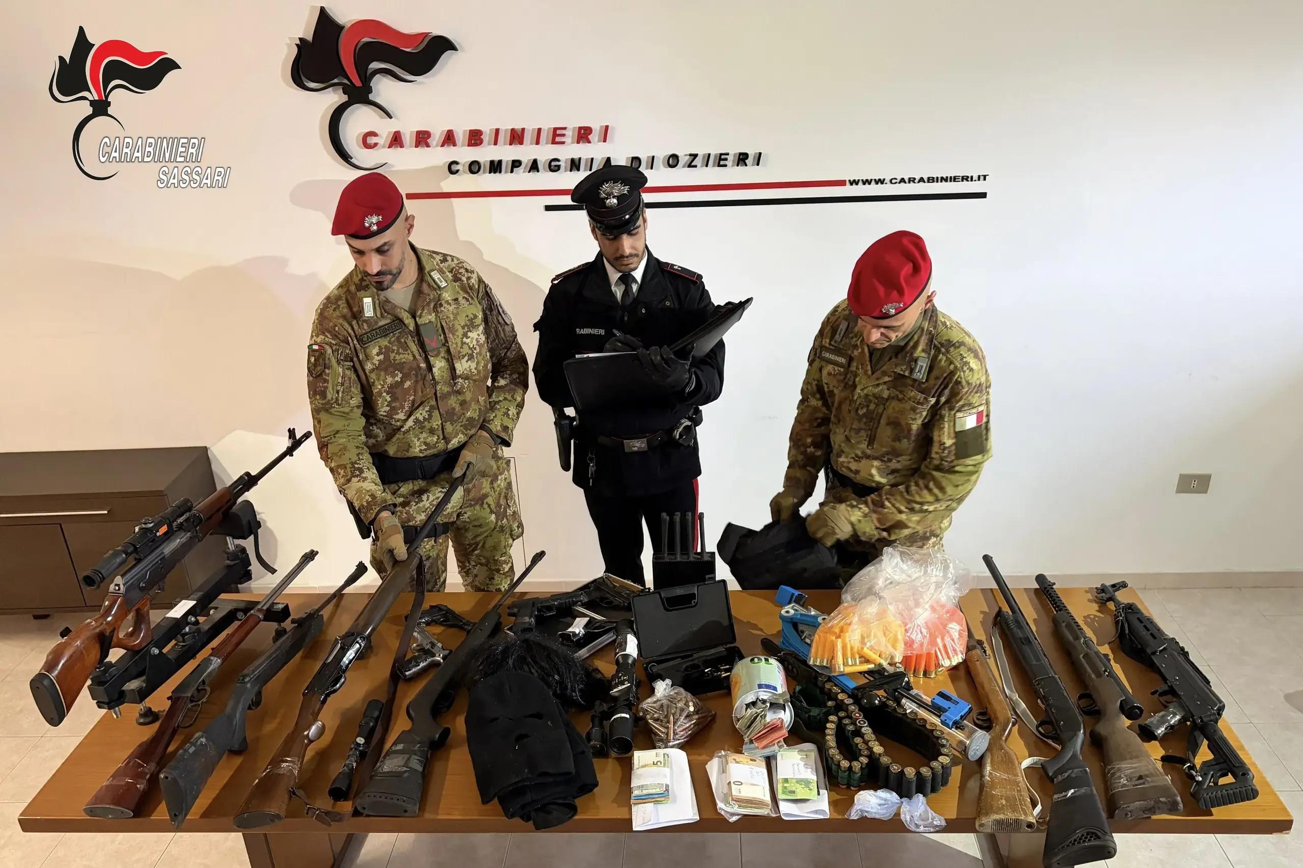 Oschiri. Un arsenale da guerra in casa: fucili d’assalto, silenziatori e chili di esplosivo | VIDEO