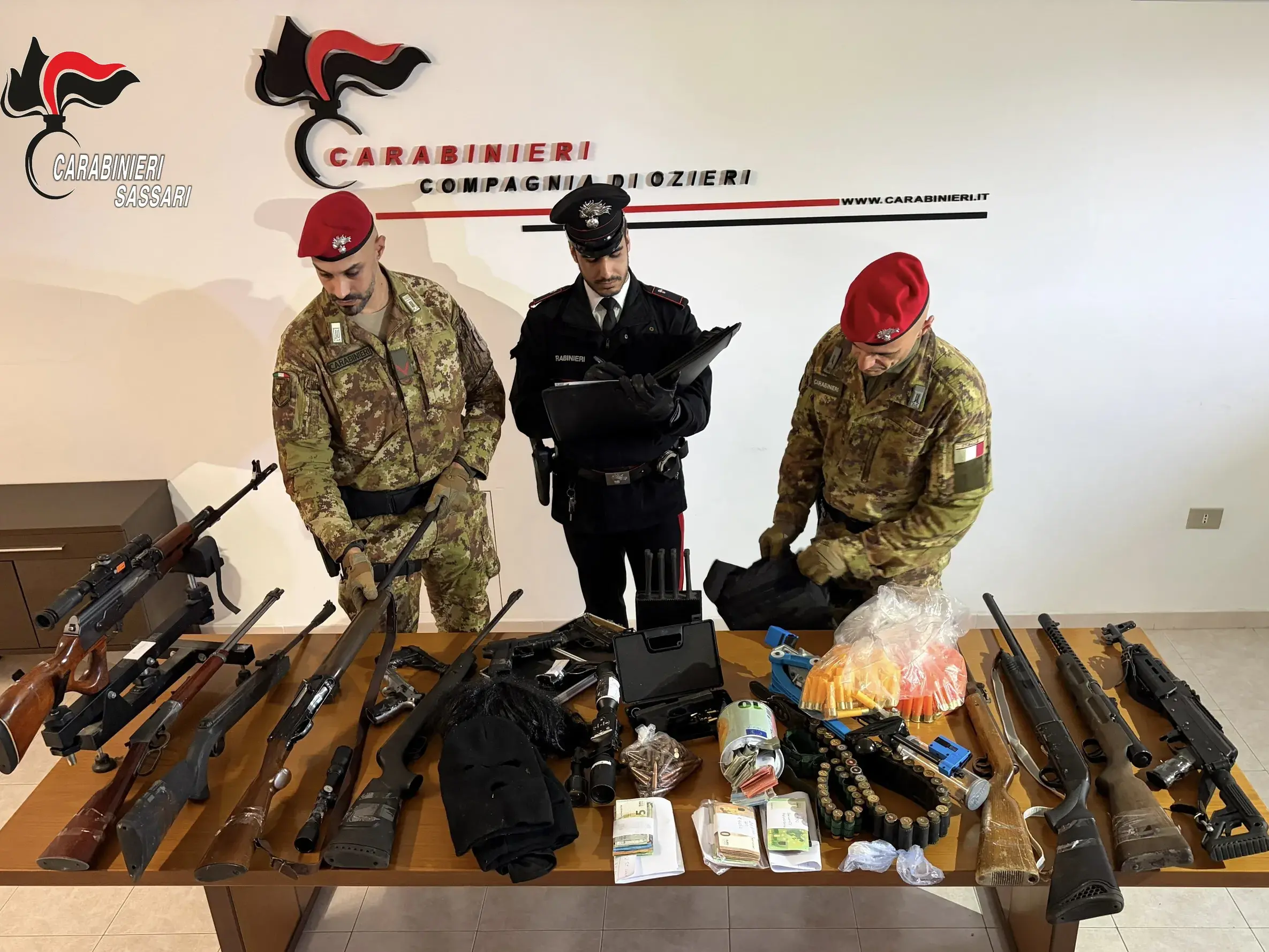 Oschiri. Un arsenale da guerra in casa: fucili d’assalto, silenziatori e chili di esplosivo | VIDEO