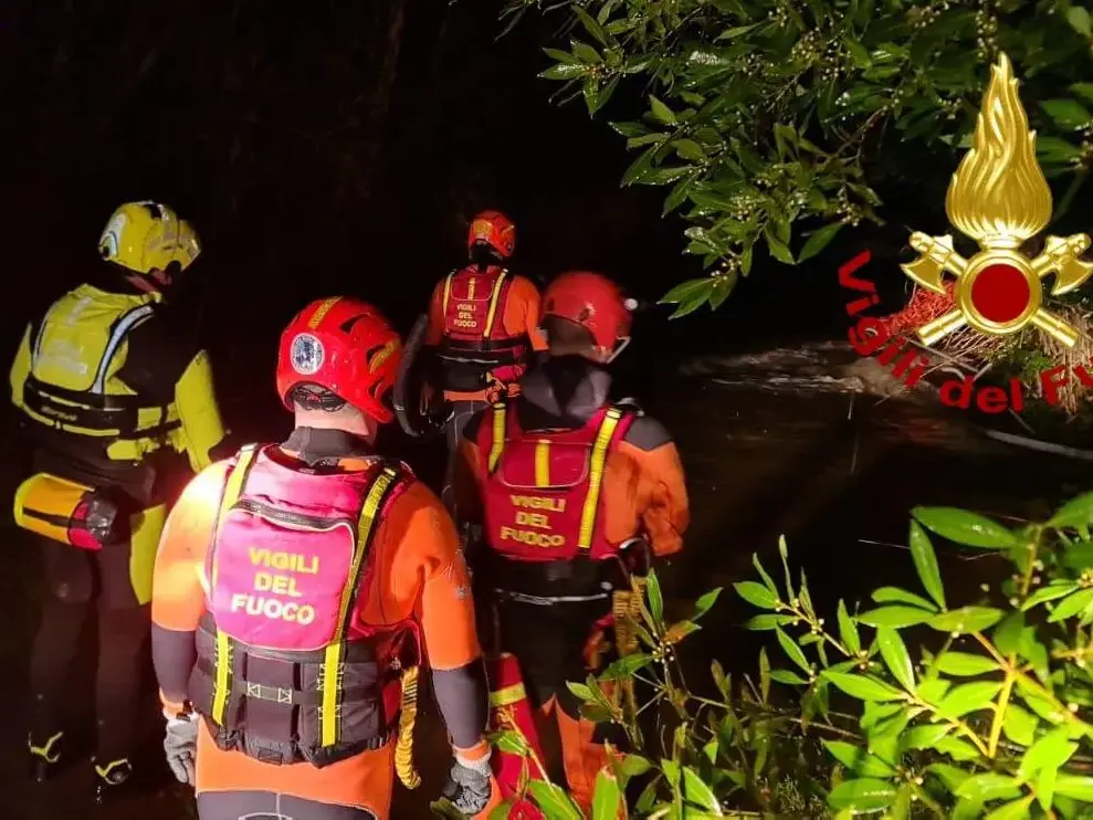 Notte di paura a Ittiri: fiume in piena isola cinque persone, salvate dai Vigili del fuoco