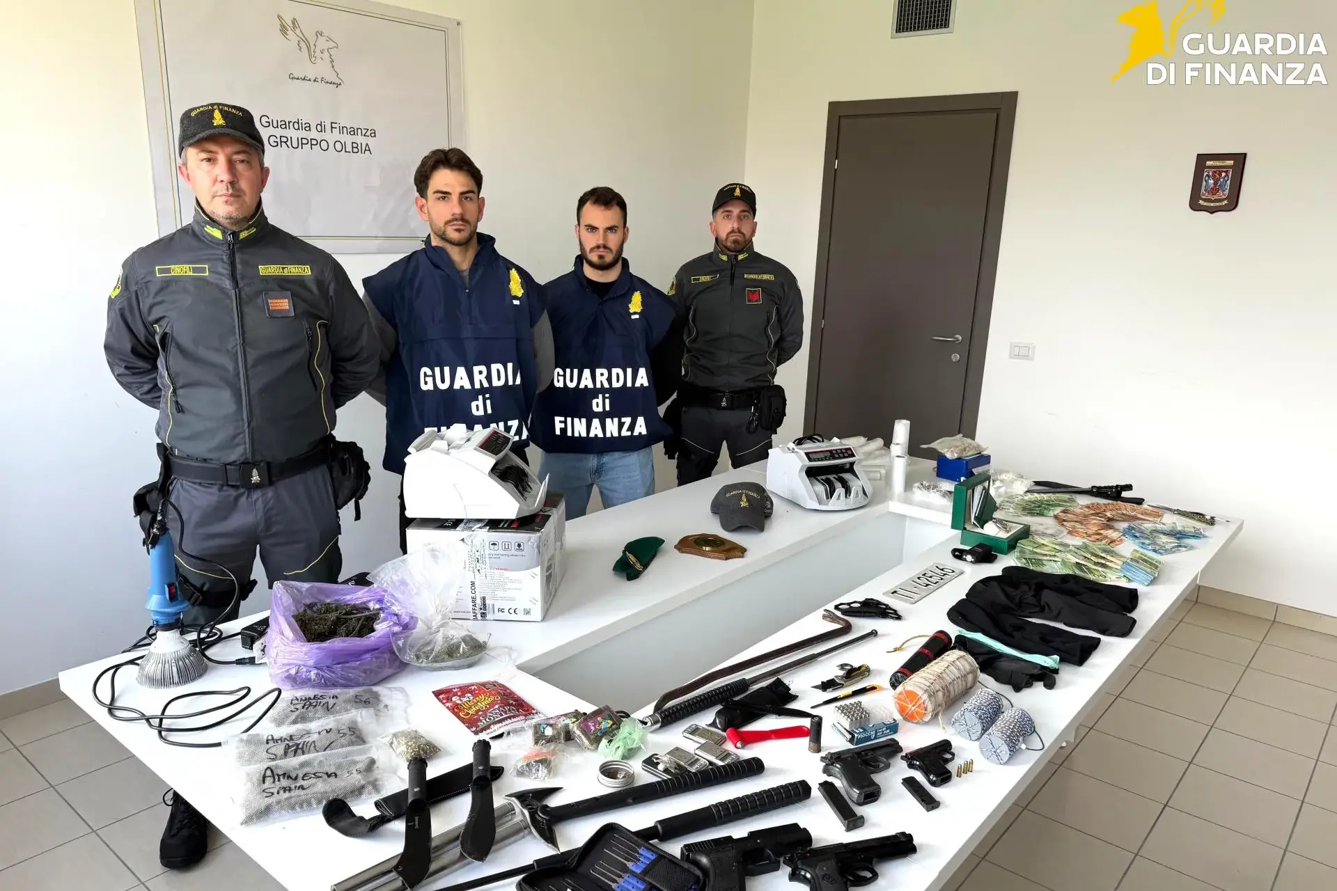 Smantellata una banda dello spaccio a Olbia: sei arresti, sequestrati droga, armi e 65mila euro