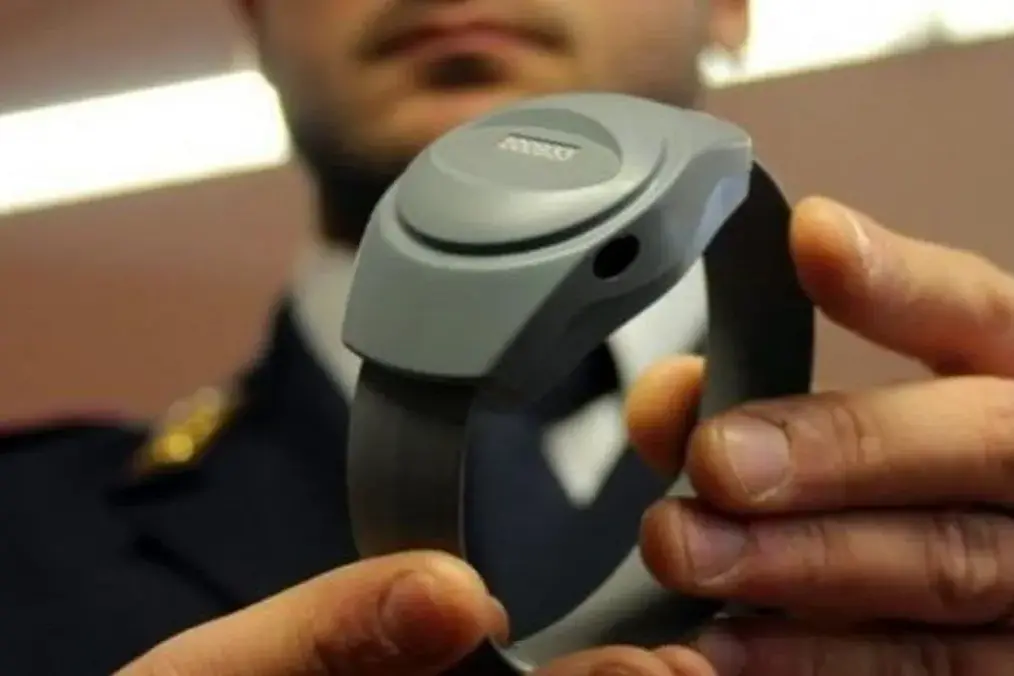 Atti persecutori, 48enne di Dolianova allontanato con braccialetto elettronico