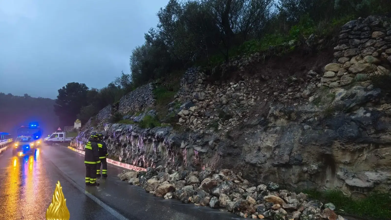 Cede un muro di sostegno sulla Statale 200, strada ostruita vicino a Logulentu