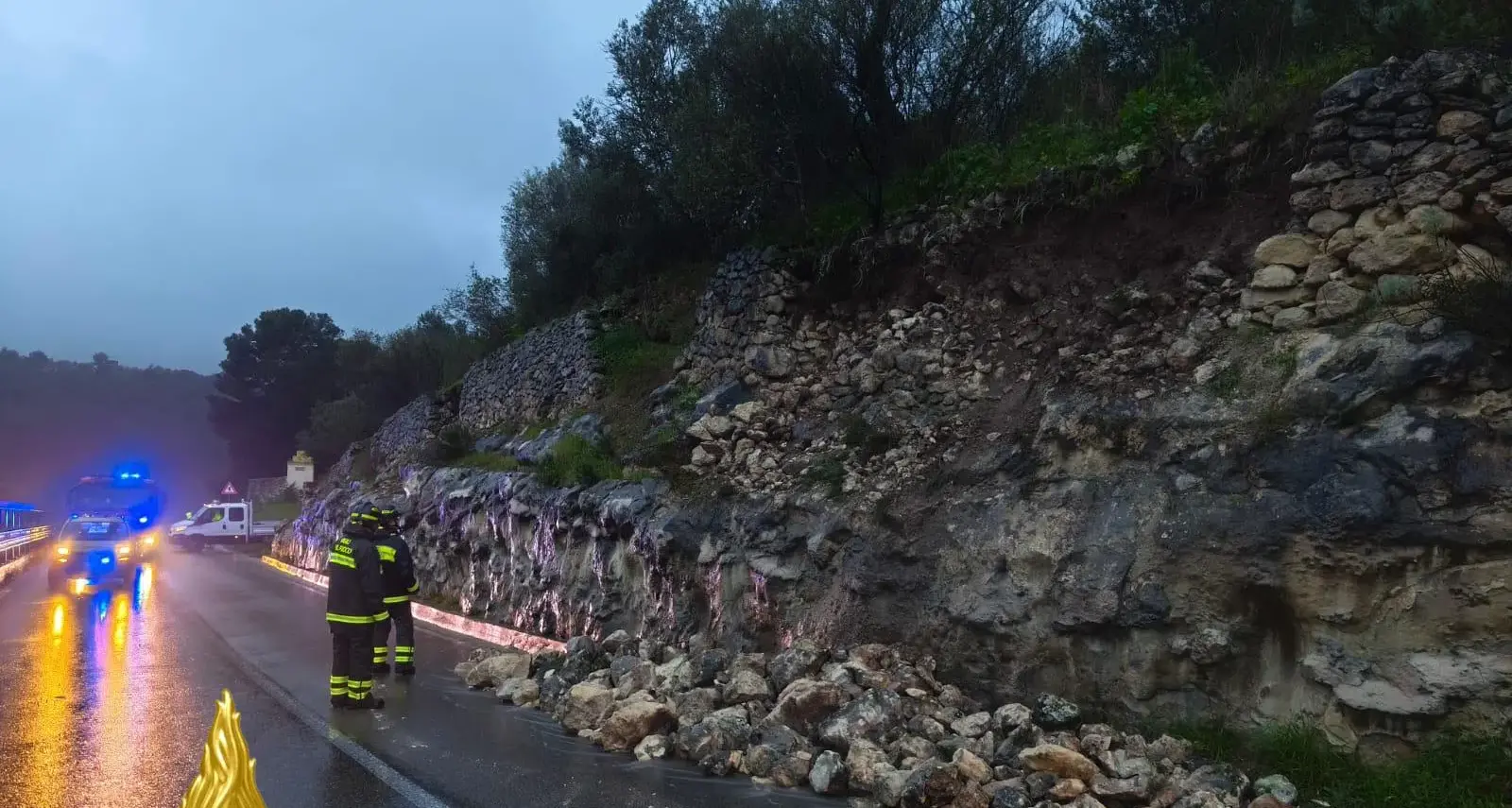 Cede un muro di sostegno sulla Statale 200, strada ostruita vicino a Logulentu