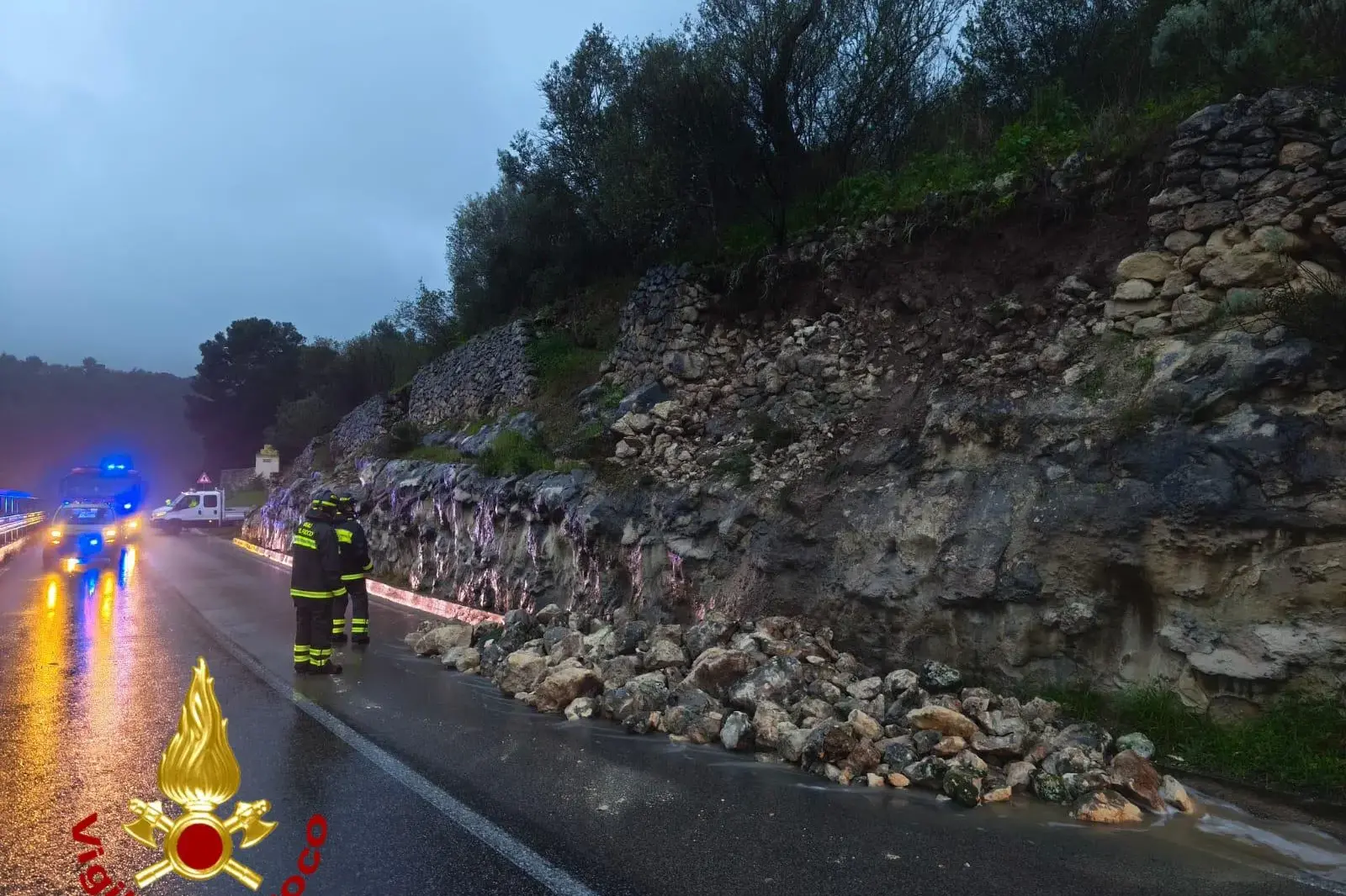 Cede un muro di sostegno sulla Statale 200, strada ostruita vicino a Logulentu