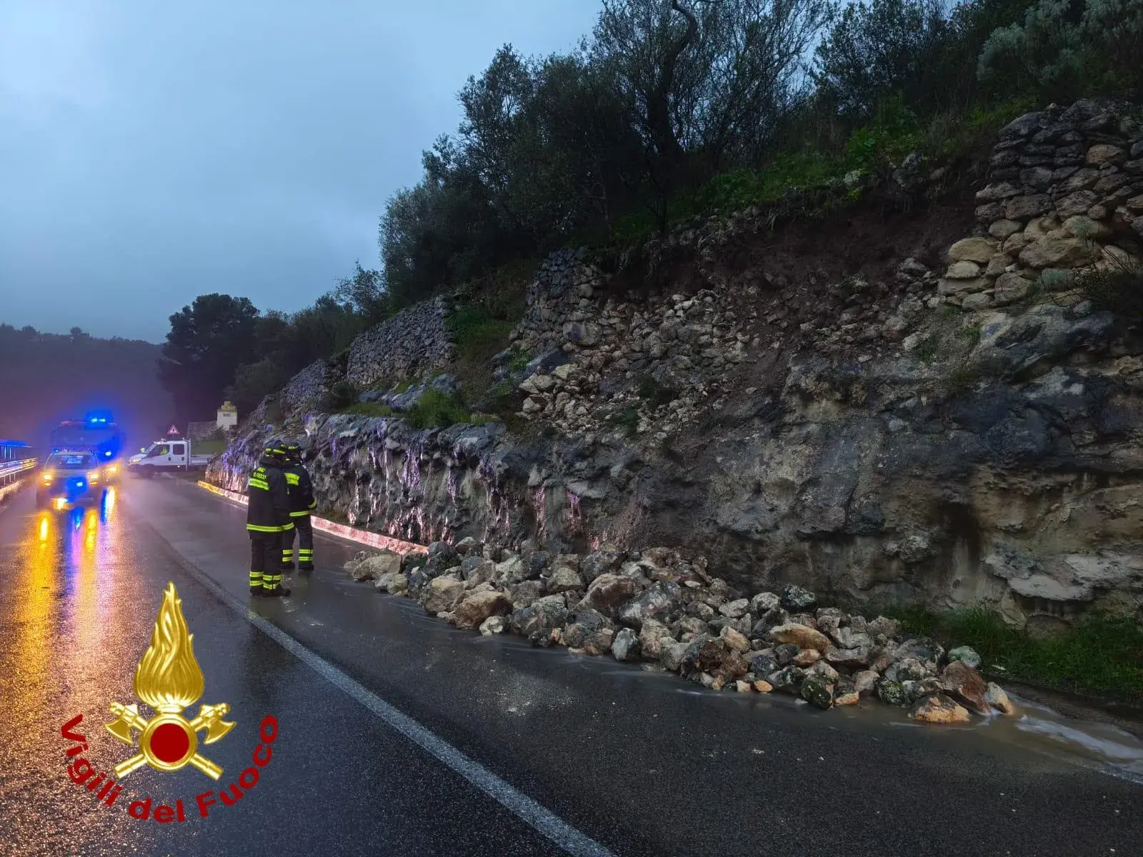 Cede un muro di sostegno sulla Statale 200, strada ostruita vicino a Logulentu