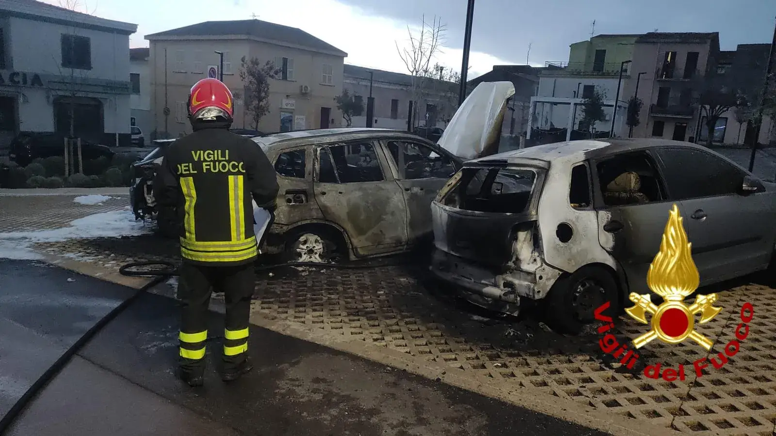 Paura a Sorso: auto distrutta da un incendio e danni ad altre due vetture