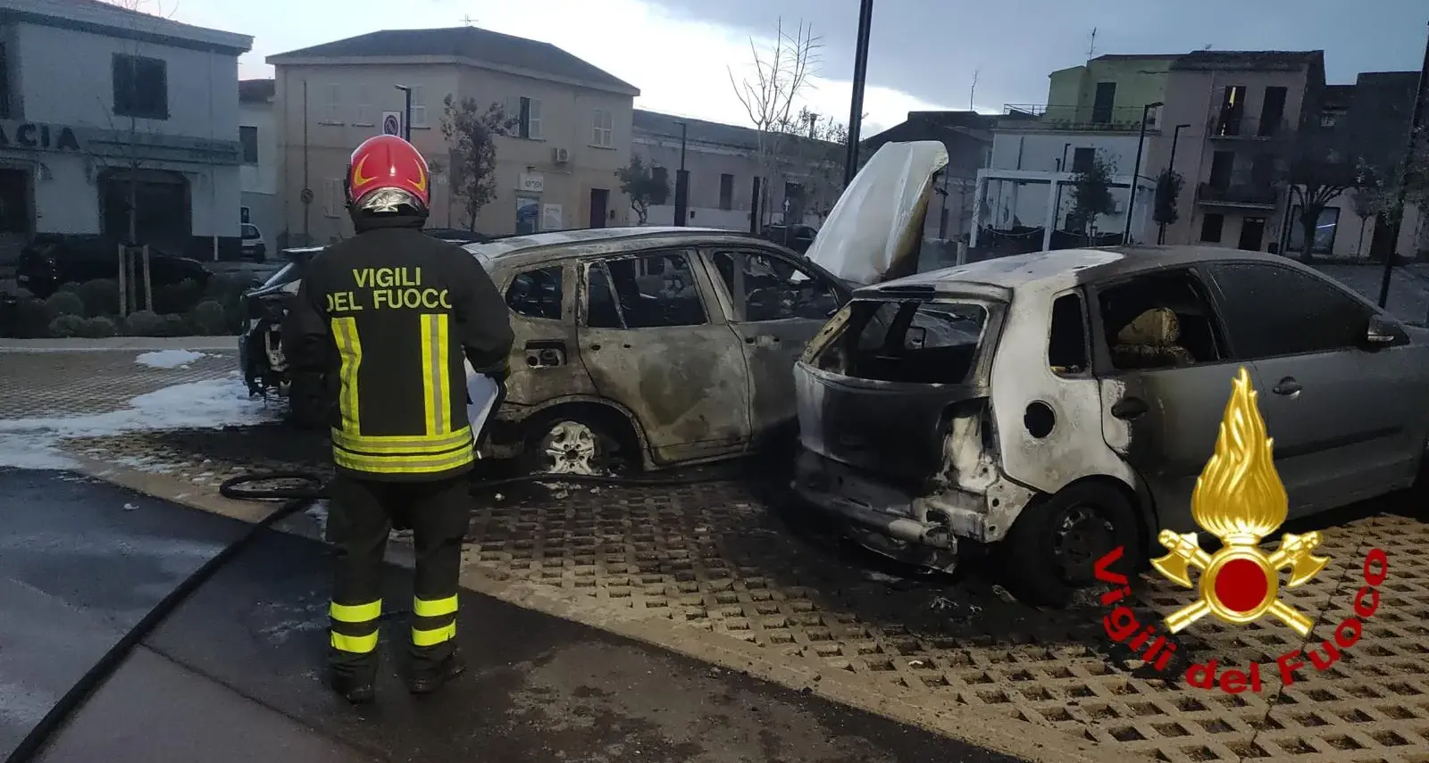 Paura a Sorso: auto distrutta da un incendio e danni ad altre due vetture