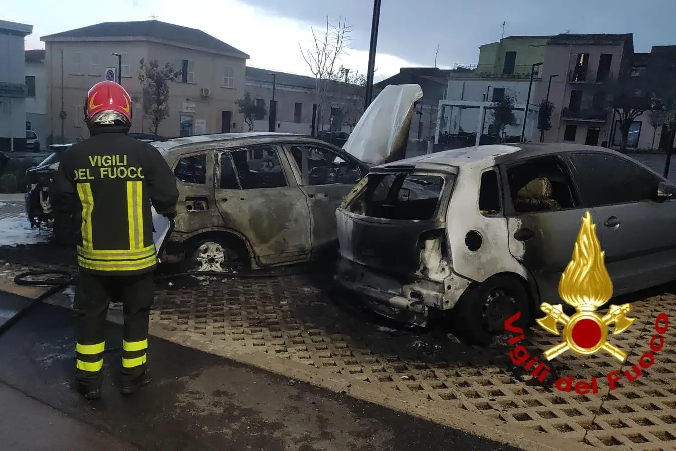 Paura a Sorso: auto distrutta da un incendio e danni ad altre due vetture