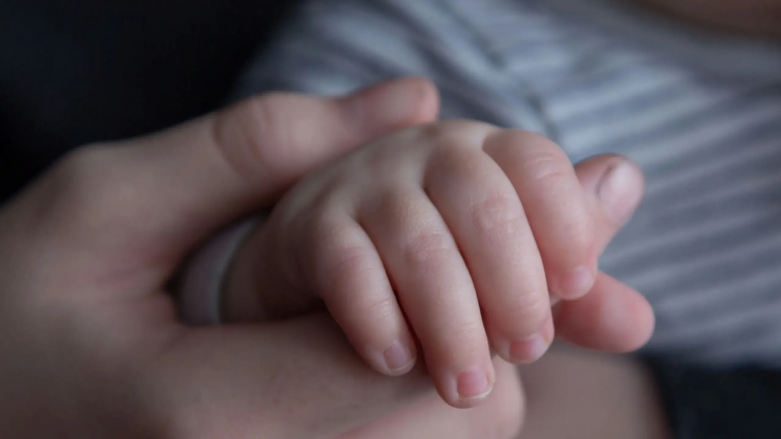 Speranza per il piccolo guerriero a Napoli: cuore artificiale come ponte verso un nuovo trapianto