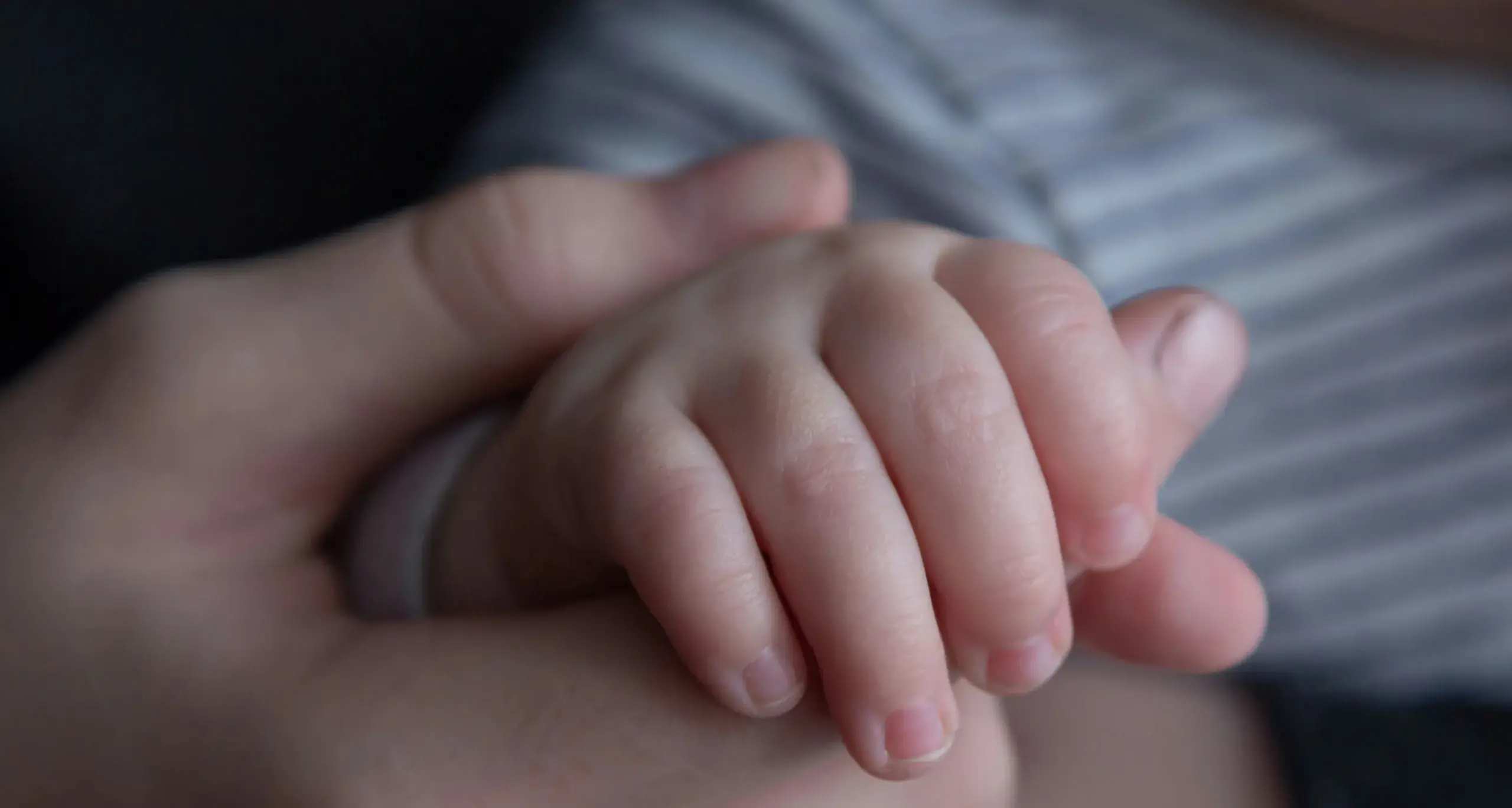 Speranza per il piccolo guerriero a Napoli: cuore artificiale come ponte verso un nuovo trapianto