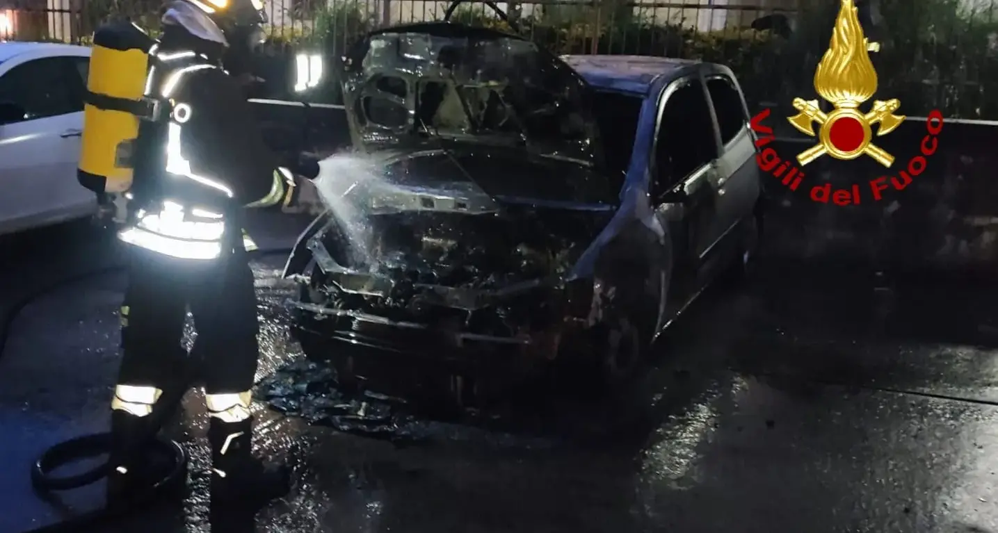Auto in fiamme a Sassari: allarme nel cortile degli alloggi AREA