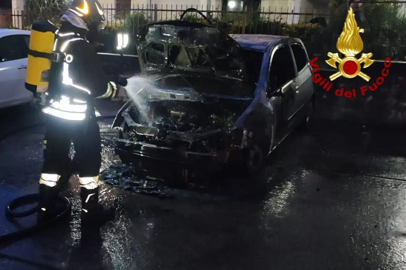 Auto in fiamme a Sassari: allarme nel cortile degli alloggi AREA