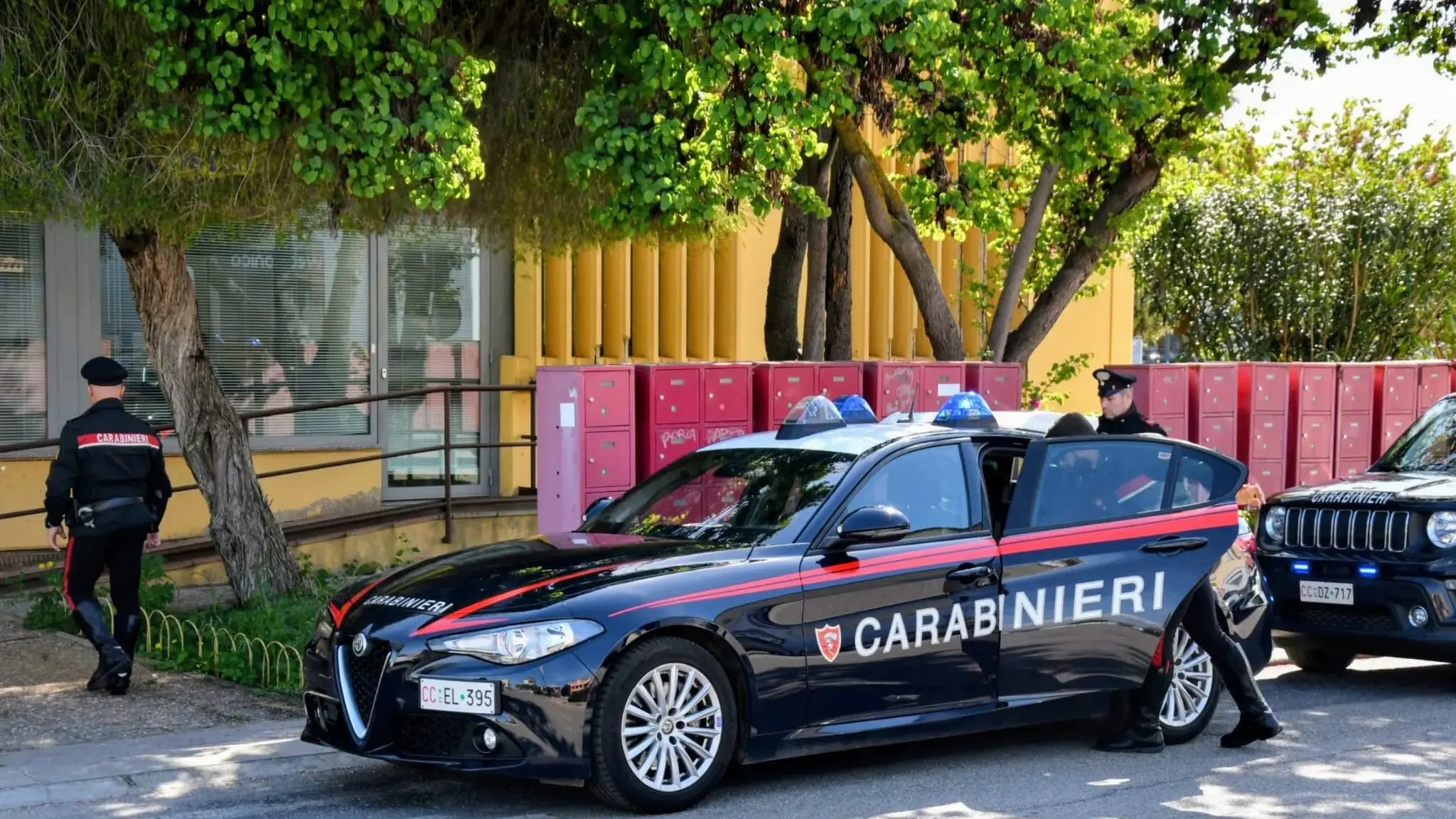 Cercano di forzare il portone di un condominio e tentano la fuga: due arresti a Carbonia