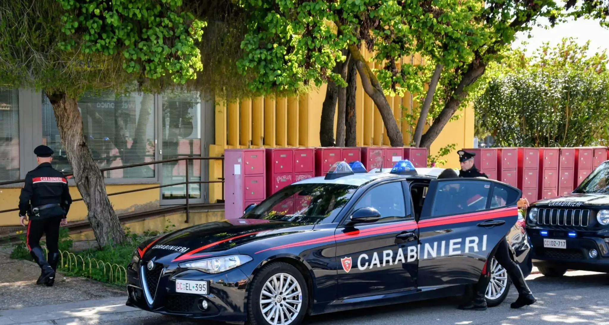 Cercano di forzare il portone di un condominio e tentano la fuga: due arresti a Carbonia