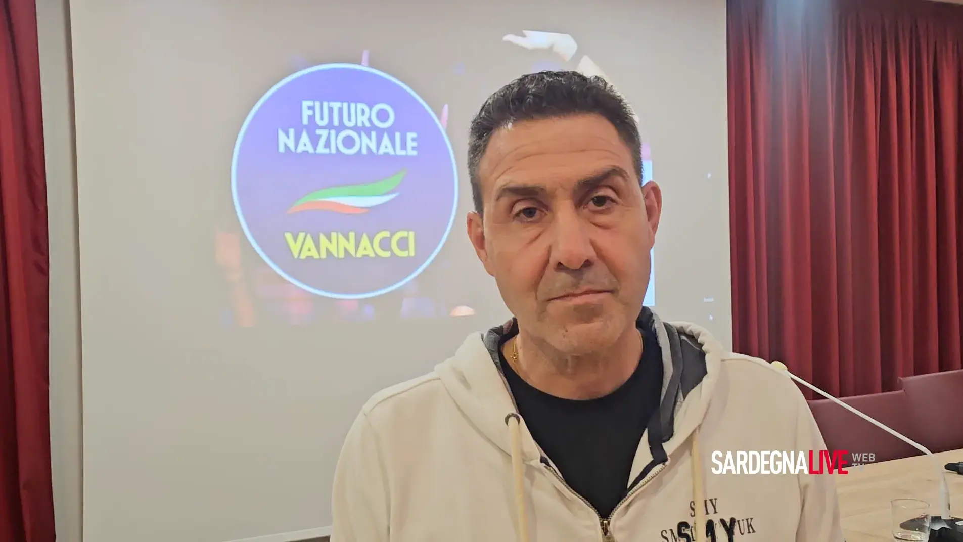Vannacci a Oristano. L'intervista. \"La Sardegna è un disastro politico\"