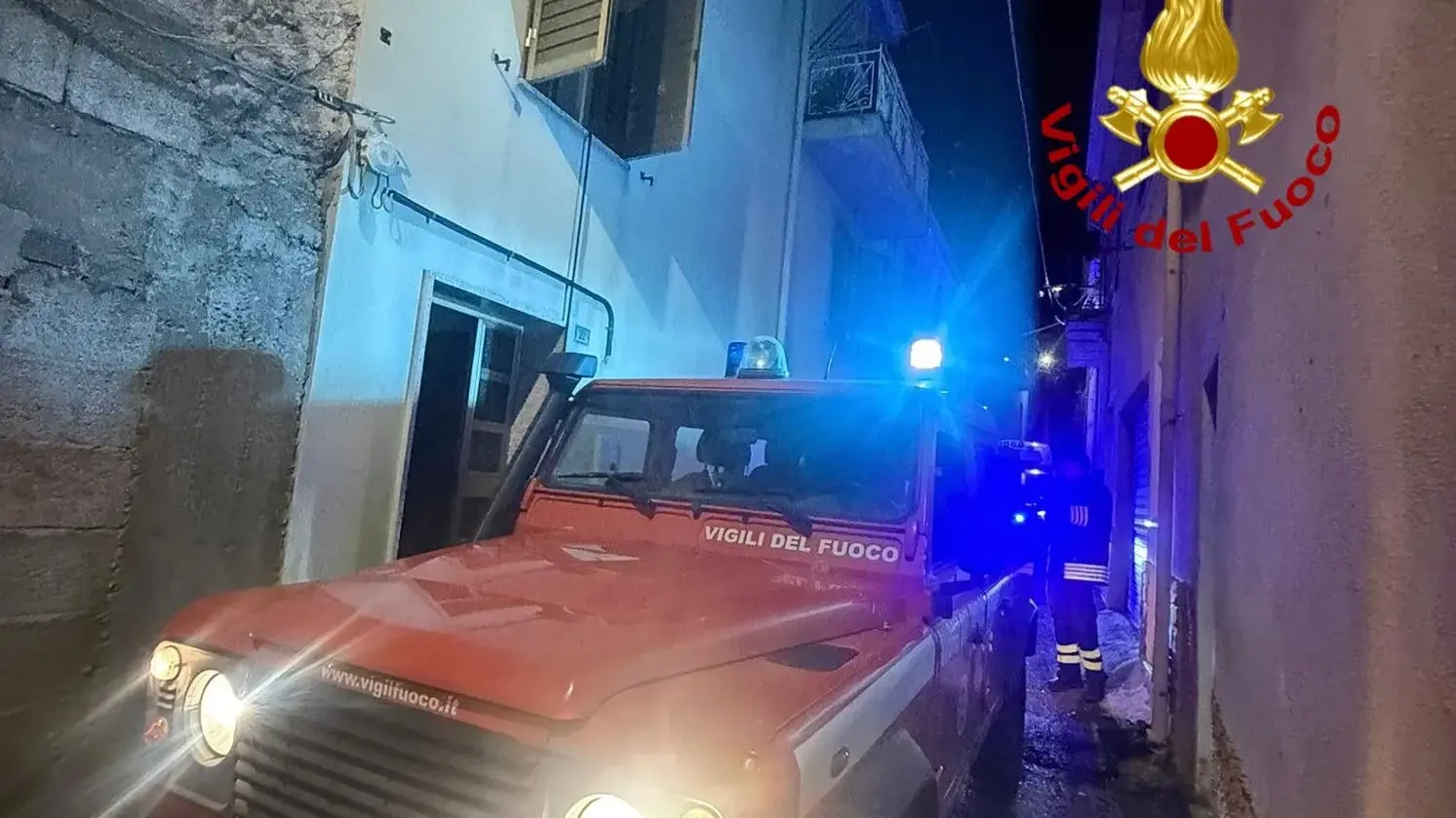 Fiamme nella notte a Bono: incendio in un appartamento, tre persone salvate