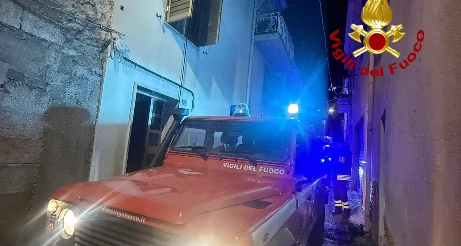 Fiamme nella notte a Bono: incendio in un appartamento, tre persone salvate