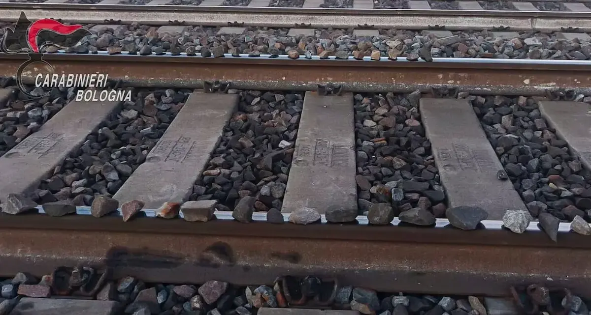 Pietre sui binari ferroviari: arrestato un giovane nel Bolognese
