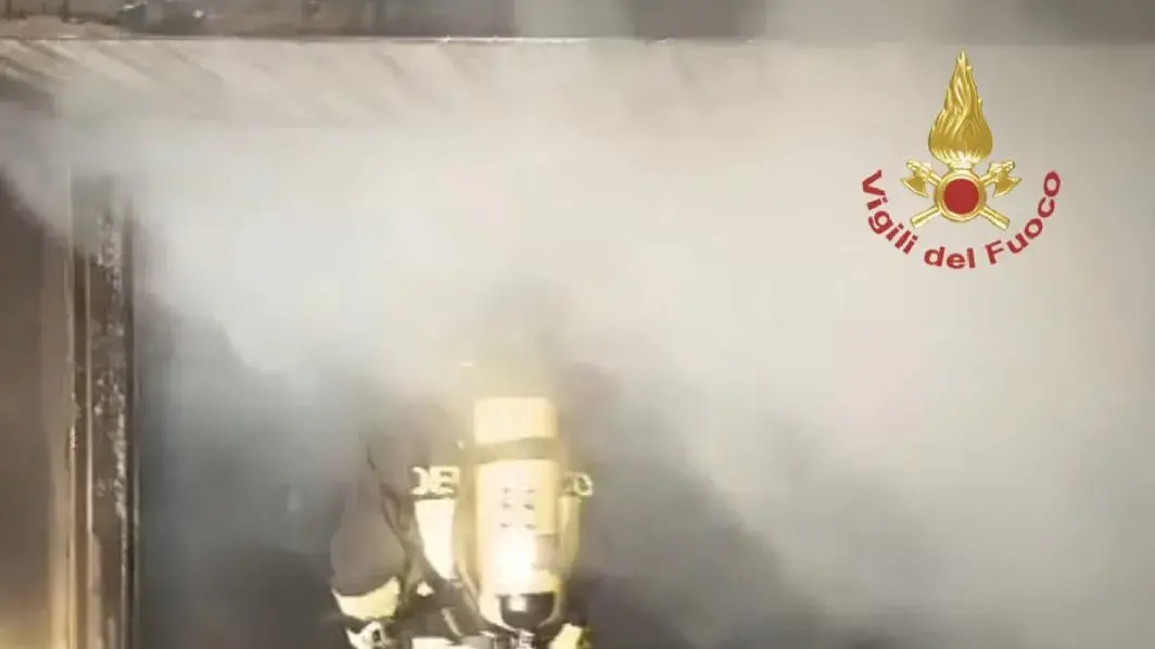 Incendio in un garage a Carbonia rende la struttura inagibile: si indaga sulle cause