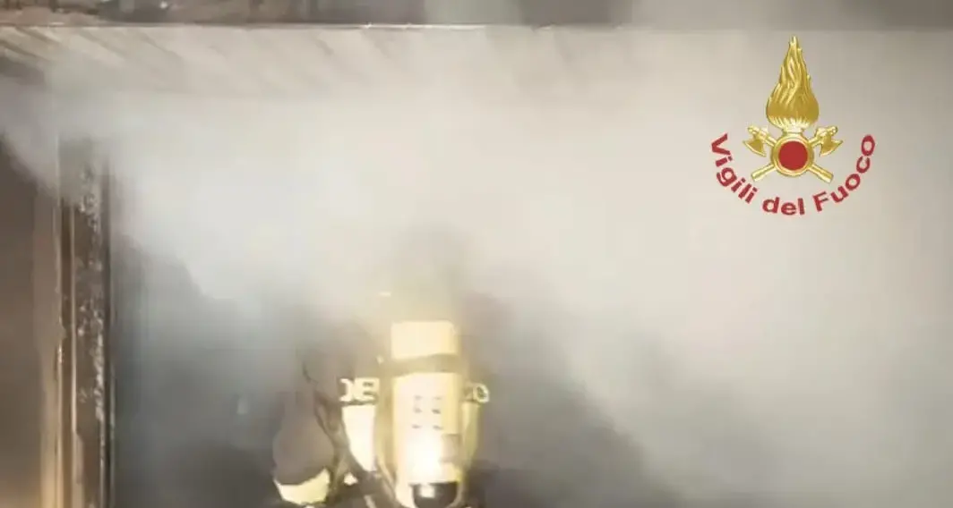 Incendio in un garage a Carbonia rende la struttura inagibile: si indaga sulle cause