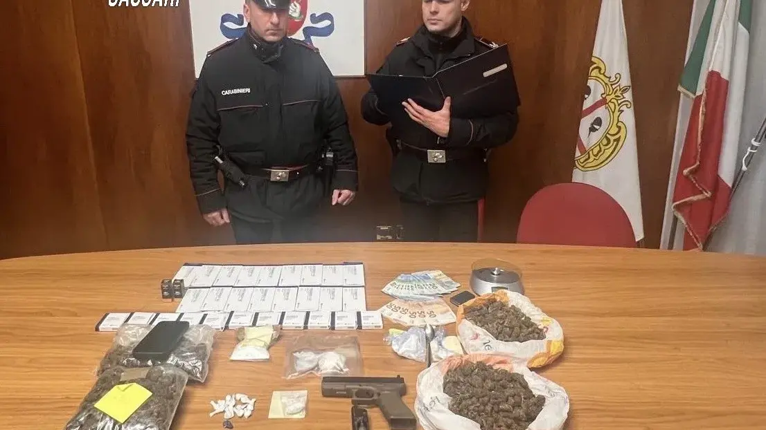 Droga, sostanze dopanti e un ordigno artigianale in casa: arrestato un giovane a Sassari