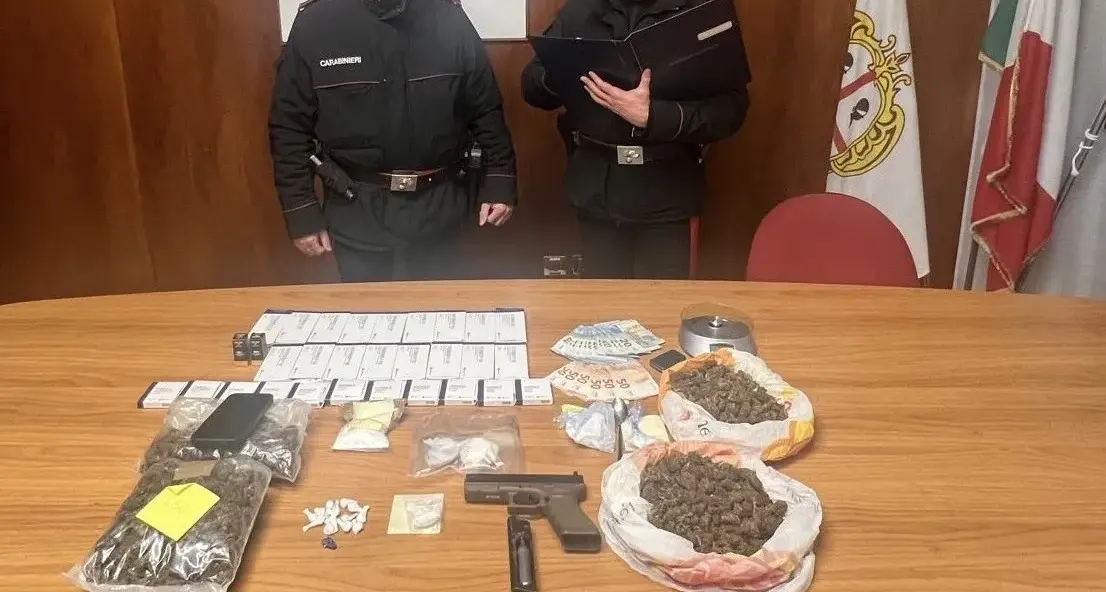 Droga, sostanze dopanti e un ordigno artigianale in casa: arrestato un giovane a Sassari