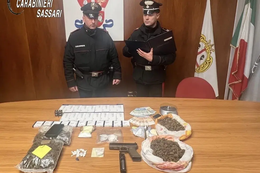 Droga, sostanze dopanti e un ordigno artigianale in casa: arrestato un giovane a Sassari