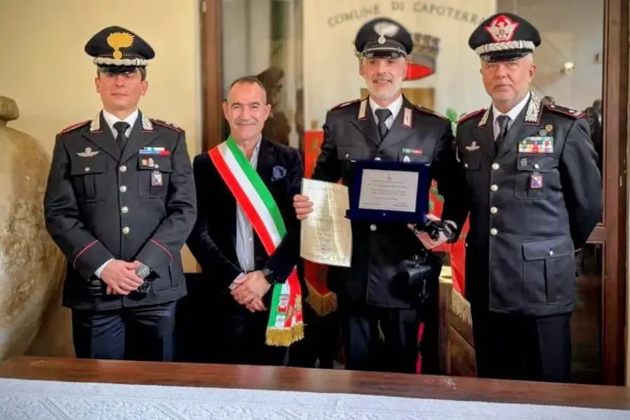 Capoterra, targa di encomio al carabiniere che disarmò un uomo armato davanti al Municipio
