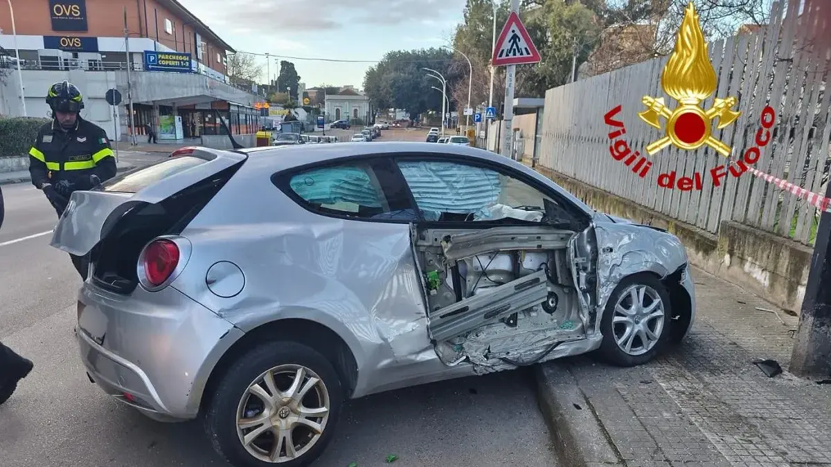 Incidente in via Gramsci, auto contro piloni pubblicitari a Sassari: un ferito